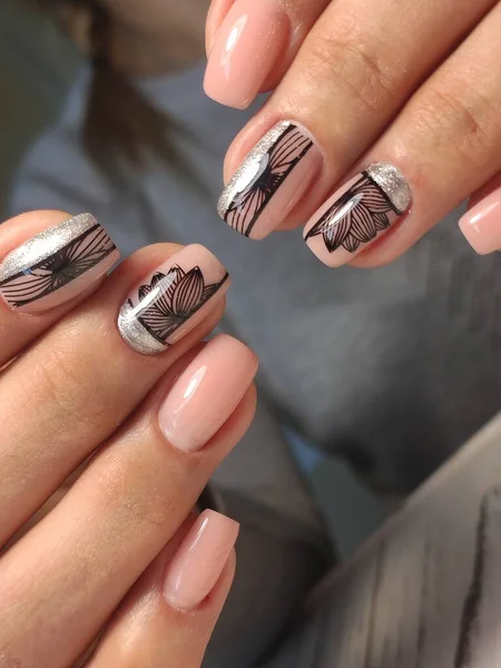 Piękny Manicure Jasnym Wzorem Tle Żeńskich Rąk — Zdjęcie stockowe