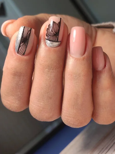 Piękny Manicure Tatuażem Paznokciach — Zdjęcie stockowe