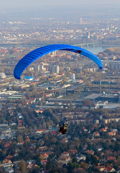 Parapente Céu Parapente Voando Sobre Cidade Topo Montanha Vista Aérea — Fotografia de Stock