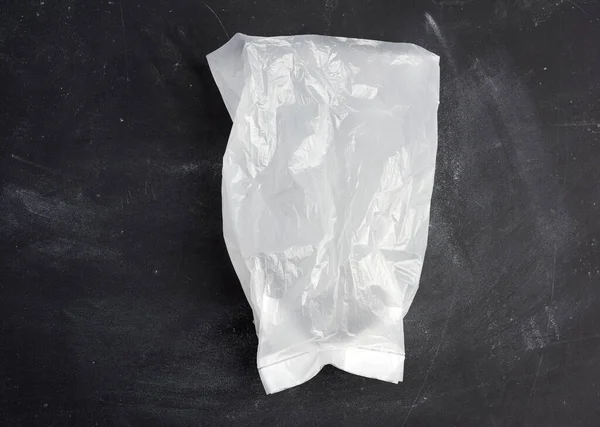 Siyah Arkaplandaki Ürünler Için Beyaz Şeffaf Plastik Çanta Üst Görünüm — Stok fotoğraf