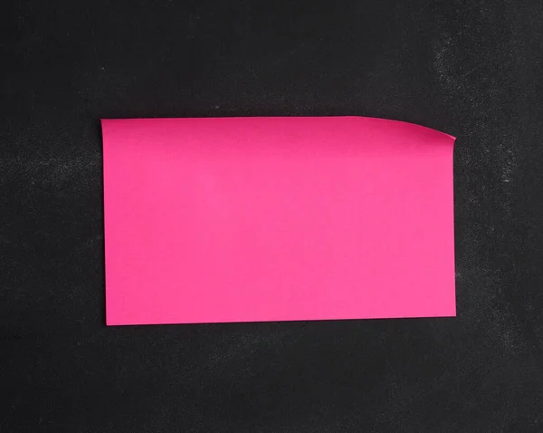 Prázdný Papír Růžová Samolepka Nalepená Černé Tabuli Místo Pro Nápis — Stock fotografie