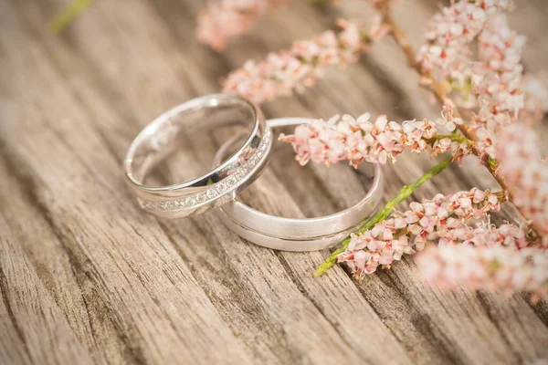 Fedi Nuziali Argento Con Fiori Rosa Una Metropolitana Legno — Foto Stock