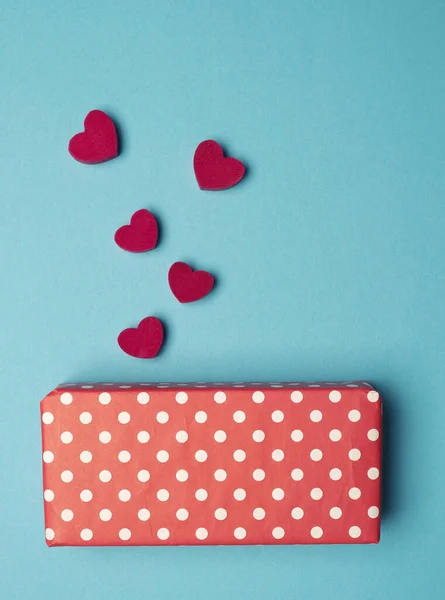 Caixa Presente Pontilhada Com Formas Coração Madeira Vermelha Fundo Azul — Fotografia de Stock