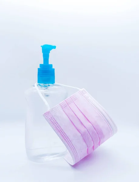 Desinfektionsmittel Gelflasche Mit Rosa Gesichtsmasken Isoliert Auf Weißem Hintergrund — Stockfoto