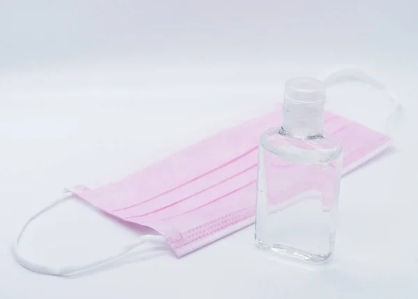 Desinfektionsmittel Gelflasche Mit Rosa Gesichtsmasken Isoliert Auf Weißem Hintergrund — Stockfoto