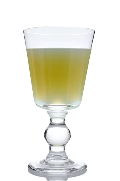 Alcolhol在白色的玻璃杯里喝玉绿色苦艾酒 — 图库照片