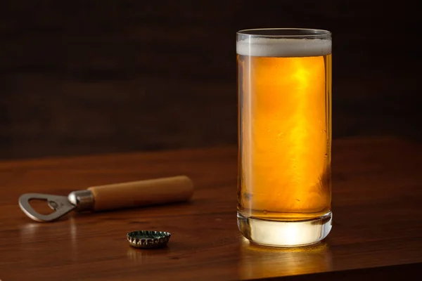 Pint Glas Gouden Pilsbier Met Bottelopener Dop Houten Tafel — Stockfoto