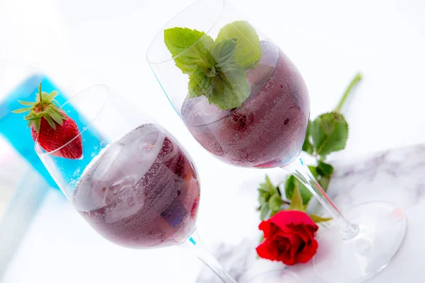 Cocktail Med Bär Och Glass Vit Bakgrund — Stockfoto