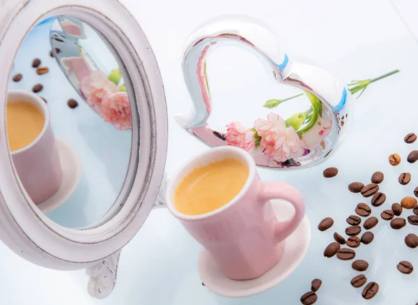 Kaffeetasse Und Blumen Auf Weißem Holzhintergrund — Stockfoto
