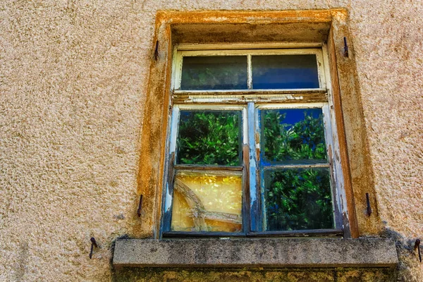 Una Ventana Reflectante Una Casa Antigua — Foto de Stock