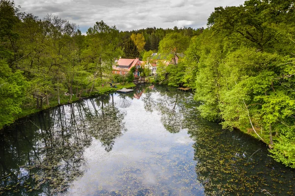 Ειδυλλιακό Σπίτι Κοντά Μια Λίμνη Δάσος Φωλιασμένο Ένα Φυλλοβόλο Δάσος — Φωτογραφία Αρχείου