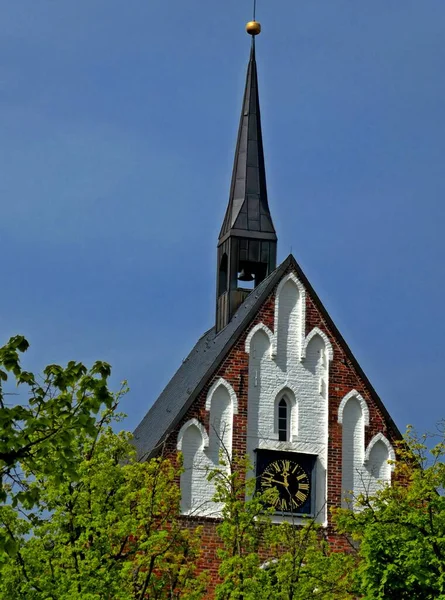 Часы Ludgeri Church Norden East Frisia Germany Spring Blue Sky — стоковое фото