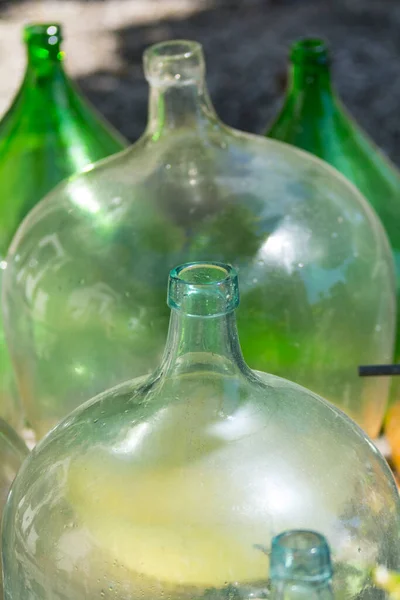Ein Glas Wasserflaschen — Stockfoto
