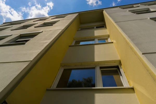 Die Obere Stirnseite Eines Gebäudes Unter Einem Blauen Bewölkten Himmel — Stockfoto