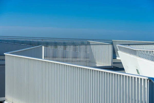 Telhado Metal Moderno Com Céu Azul Nuvens Brancas — Fotografia de Stock