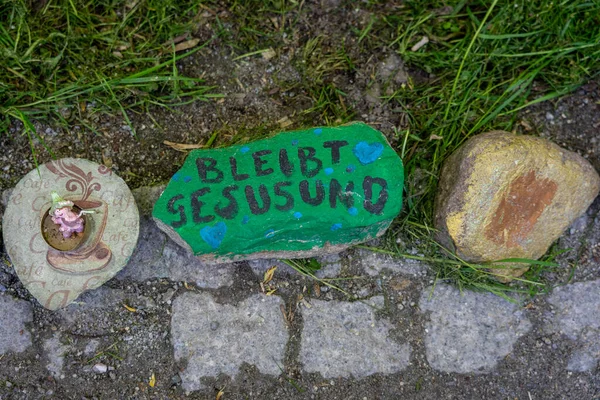 Una Nueva Tendencia Berlín Alemania Los Niños Ponen Piedras Colores —  Fotos de Stock