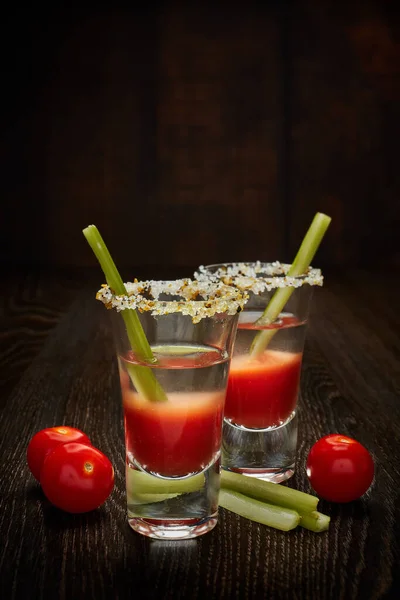 Due Bicchierini Con Cocktail Bloody Mary Sedano Pomodori Maturi Fondo — Foto Stock