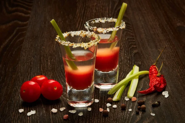 Shot Bardağı Bloody Mary Kereviz Baharat Olgun Domatesli Koyu Ahşap — Stok fotoğraf