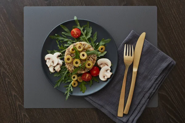 Gesundes Quinoa Gericht Diätsalat Mit Quinoa Pilzen Rucola Und Oliven — Stockfoto