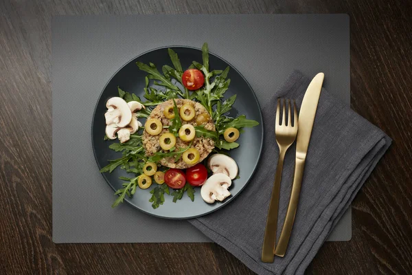 Gesundes Quinoa Gericht Diätsalat Mit Quinoa Pilzen Rucola Und Oliven — Stockfoto