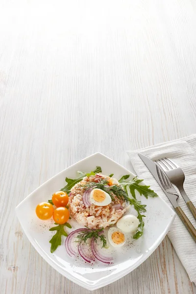 Tonijnsalade Met Rijst Arugula Tomaten Witte Plaat Lichte Houten Ondergrond — Stockfoto