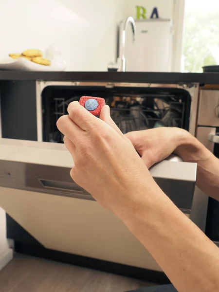 Homem Meia Idade Equipa Uma Máquina Lavar Louça Com Uma — Fotografia de Stock