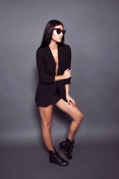 Vacker Ung Kvinna Svart Läder Jacka Och Solglasögon Poserar Grå — Stockfoto