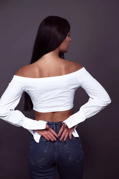 Hermosa Joven Con Pelo Largo Una Camisa Negra Blusa Blanca —  Fotos de Stock