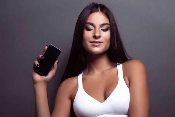 Hermosa Mujer Joven Con Teléfono Móvil Sobre Fondo Gris — Foto de Stock