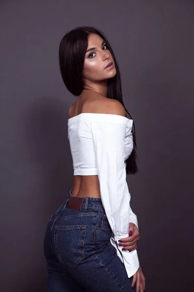 Bela Jovem Mulher Com Cabelos Longos Camisa Marrom Curto Fundo — Fotografia de Stock