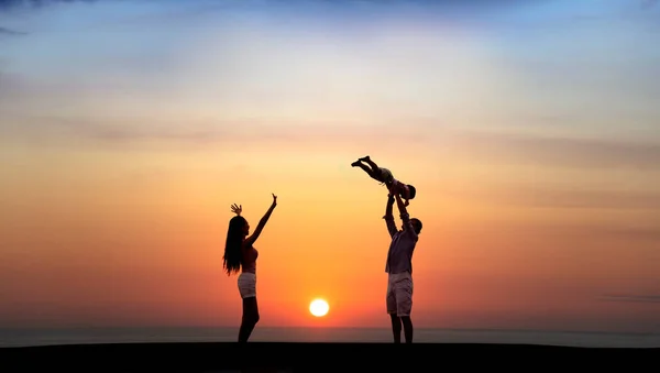 Happy Family Playing Beach Sunset — Stock Photo, Image