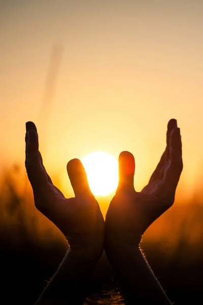 Hände Der Morgendämmerung Erhoben Während Sich Die Sonne Hintergrund Versteckt — Stockfoto