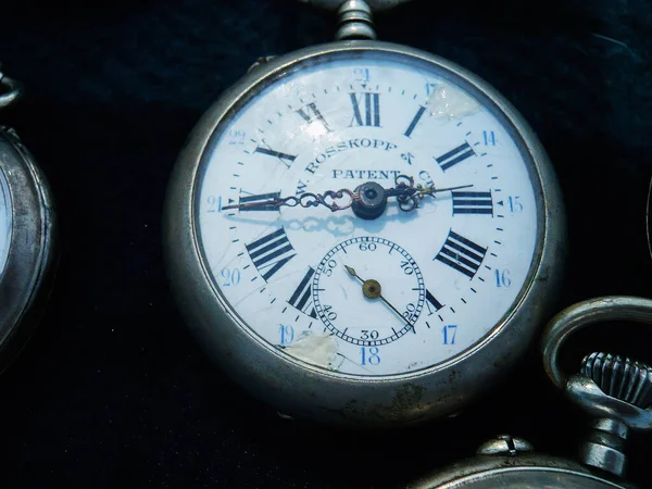 Старые Часы Темном Фоне — стоковое фото