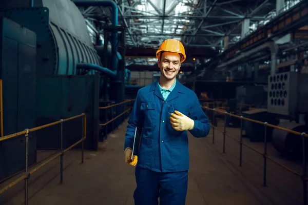 Operaio Sorridente Uniforme Casco Sicurezza Tiene Notebook Pavimento Fabbrica Sfondo — Foto Stock