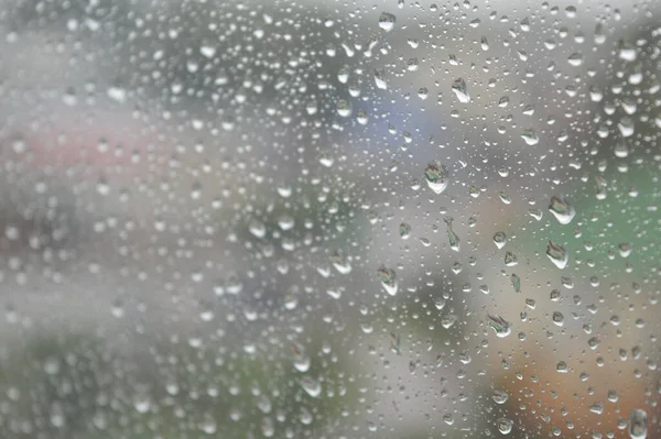 雨の日 窓に雨の滴 浅いドーフ — ストック写真