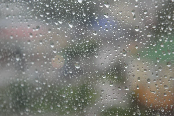 雨の日 窓に雨の滴 浅いドーフ — ストック写真