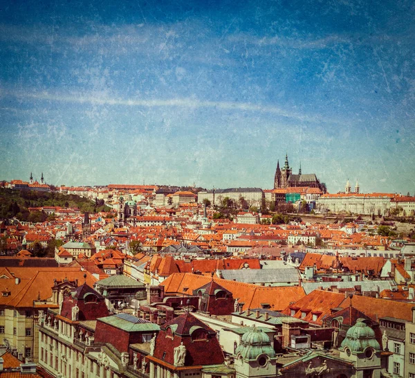 Stare Mesto 旧市街 とSt Vitus大聖堂市庁舎からのヴィンテージレトロなヒップスタースタイルの旅行イメージ プラハ チェコ共和国のグランジの質感が重なっています — ストック写真