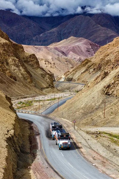 Indyjskie Cysterny Cysterny Cysterny Cysterny Cysterny Srinagar Leh National Highway — Zdjęcie stockowe