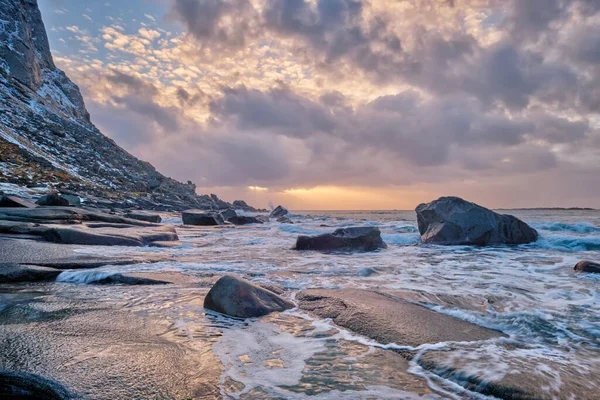 挪威海峡湾海滩上的岩石 在冬日的夕阳西下 挪威Lofoten岛Utakliev海滩 — 图库照片