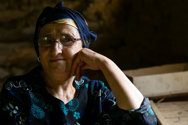 一位年长的穆斯林妇女的近照 高角度的窗户灯光照亮了她的脸 — 图库照片