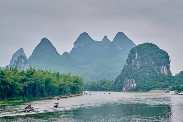 Turistické Lodě Řece Dramatickou Krasovou Horskou Krajinou Pozadí Yangshuo Čína — Stock fotografie