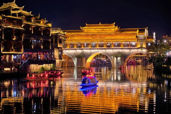 중국의 목적지인 피닉스 조명되는 다리와 보트와 장강에 — 스톡 사진