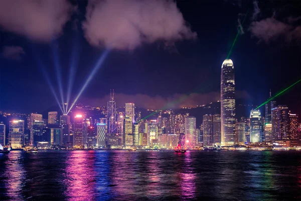 傍晚时分 香港的天际线城市景观在维多利亚港的市区摩天大楼上闪烁着激光 旅游船和渡船的光芒 Hong Kong China — 图库照片
