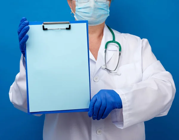 Doctora Vestida Con Vestido Médico Blanco Guantes Látex Azul Sostiene — Foto de Stock