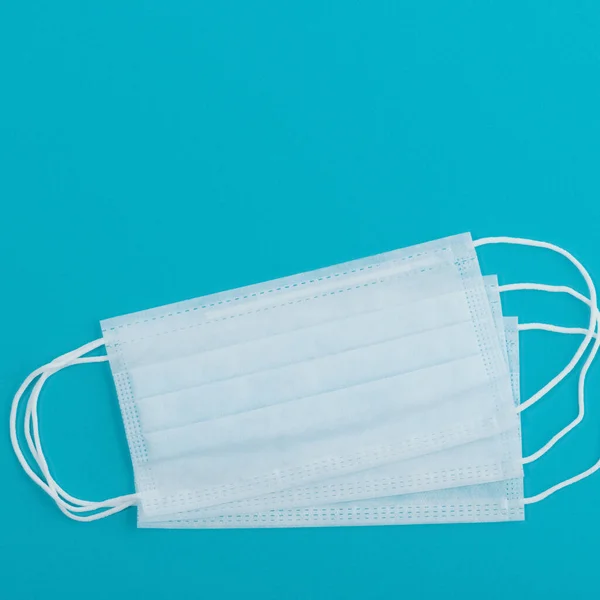 医療用マスク外科用保護ウイルス インフルエンザ 繊維フィルター 青い背景に隔離された — ストック写真