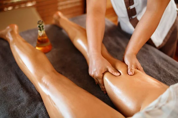 Spa Woman Aromatherapy Oil Leg Massage Therapy Masseur Massaging Sexy — Stock Photo, Image