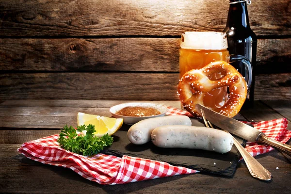 Geleneksel Bavyera Oktoberfest Yeri Beyaz Sosis Kraker Bira Ile Kırsal — Stok fotoğraf