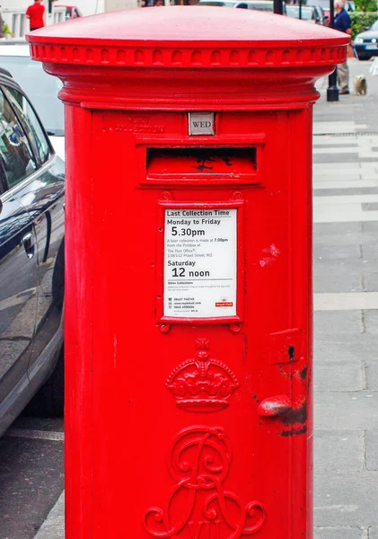 通りにある赤い電話ボックス — ストック写真