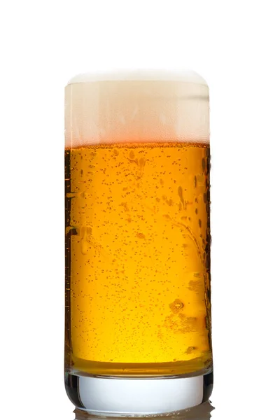 Glas Bier Mit Schaum Und Kohlensäure Hintergrund Beleuchtet Auf Weiß — Stockfoto
