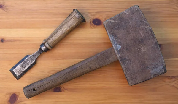 白色背景上的旧木锤和刀 — 图库照片